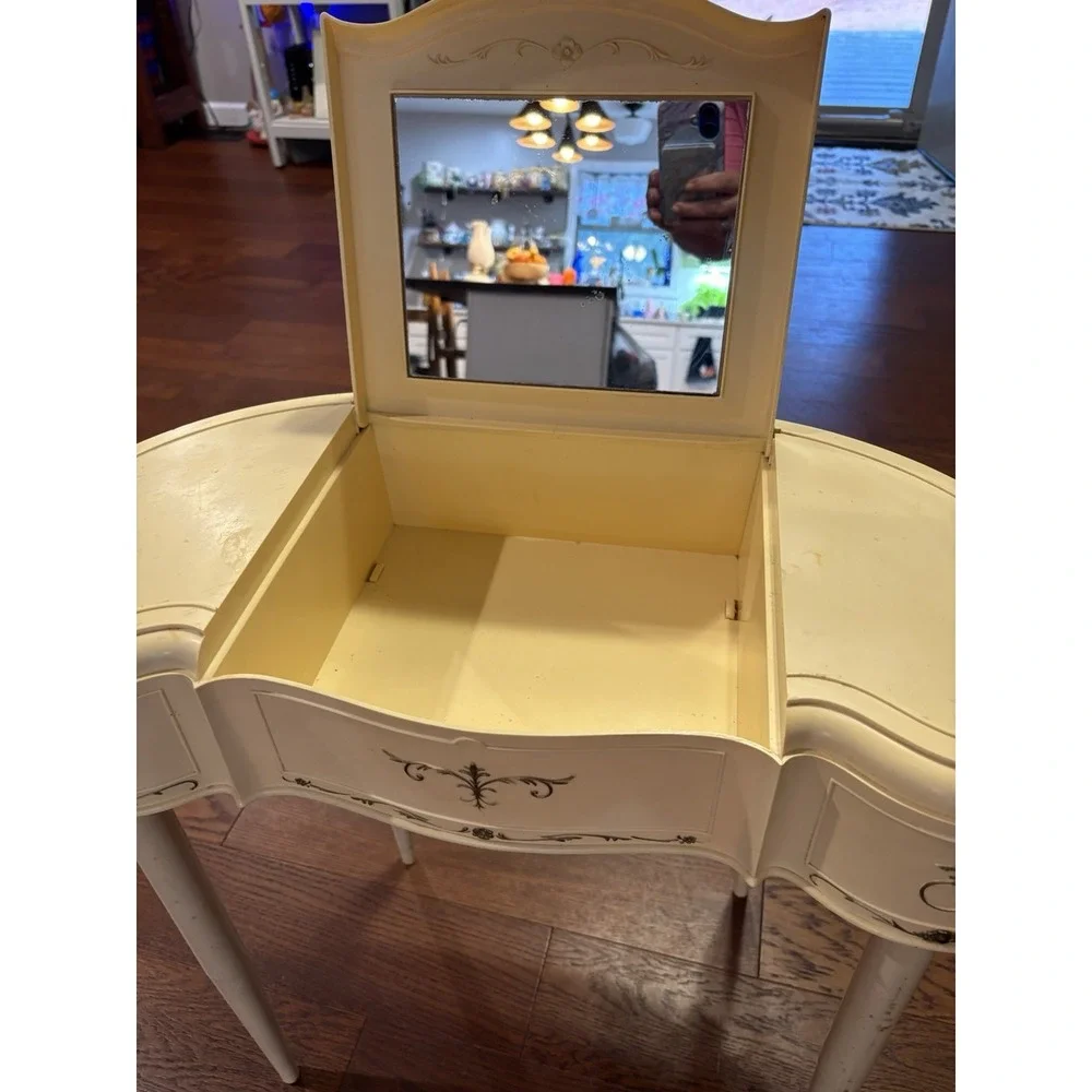 Vintage 1960s Marx Budding Beauty Dressing Play Vanity w/ Mirror 24